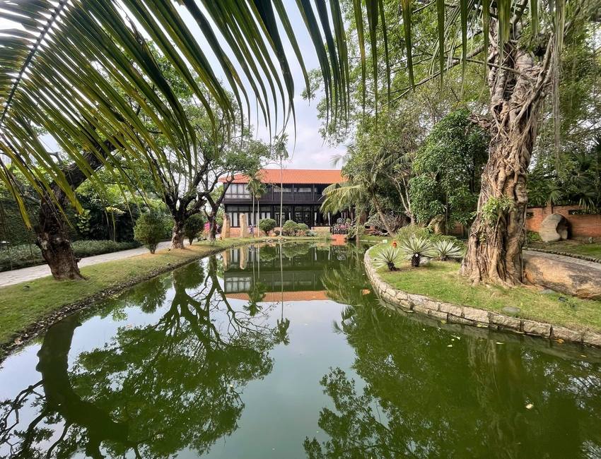 nhà gỗ ven hồ kiến trúc sân vườn